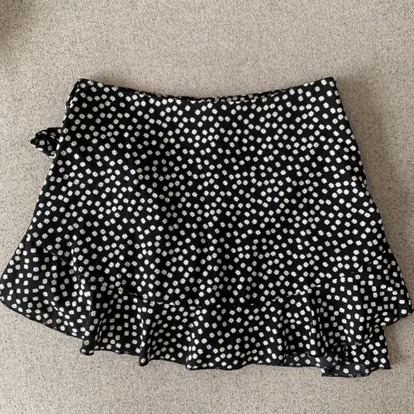 Daisy Print Ruffled Wrapped Skort - Picture 4 of 6